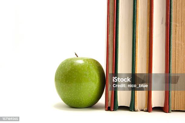 Libros Y Manzana Foto de stock y más banco de imágenes de Alimento - Alimento, Alumno predilecto, Aprender