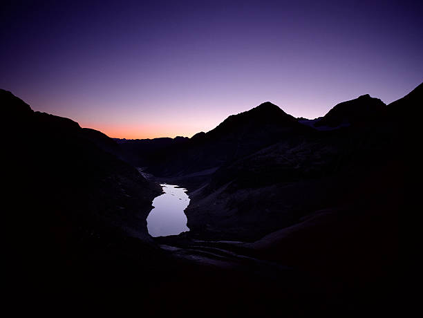 alpina paisagem, na suíça. - mountain night switzerland engadine - fotografias e filmes do acervo