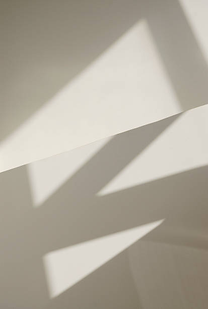 здание детали - illuminated vertical shadow focus on shadow стоковые фото и изображения