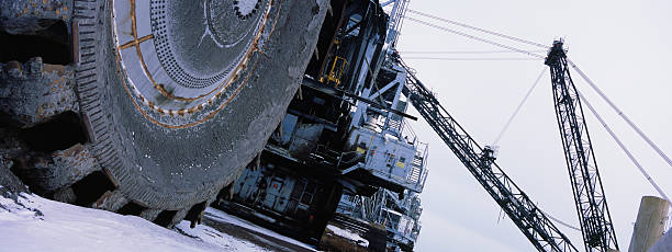 oilsands equipos de la minería en invierno - fort mcmurray fotografías e imágenes de stock