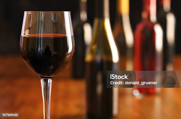 ワインテイスティングワインと赤ワインのボトル - カラー画像のストックフォトや画像を多数ご用意 - カラー画像, ガラス, グラス
