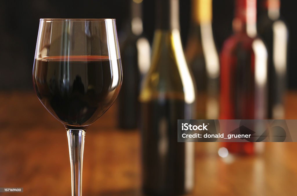 Degustação de vinho com copo de vinho tinto e várias garrafas - Royalty-free Copo Foto de stock