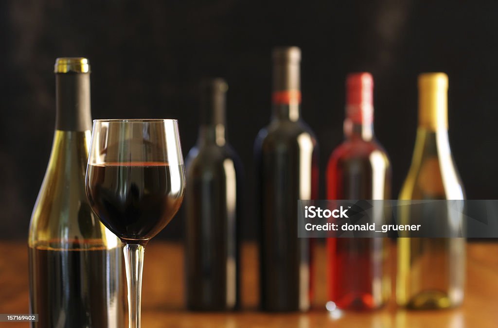 Czerwone wino próbować z szkła i różnych butelek wina - Zbiór zdjęć royalty-free (Białe wino)
