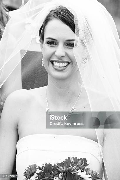 Sposa In Bianco E Nero - Fotografie stock e altre immagini di Abbigliamento formale - Abbigliamento formale, Adulto, Ambientazione esterna