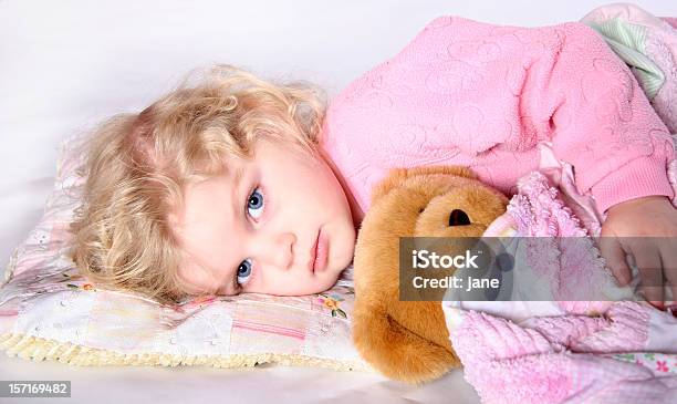 Photo libre de droit de Niché Dans La banque d'images et plus d'images libres de droit de Adolescence - Adolescence, Dormir, Nuit