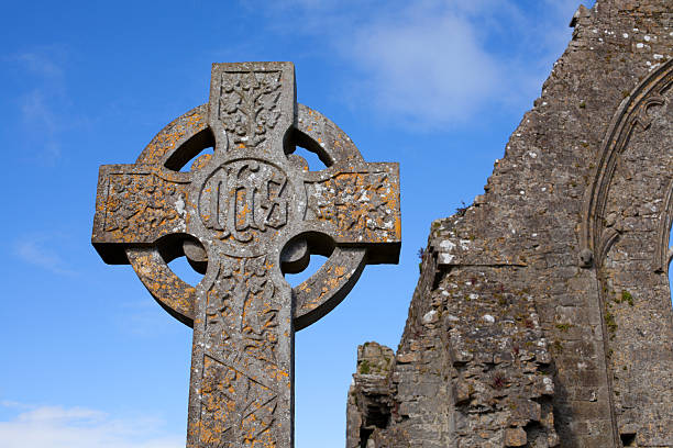 croix de pierre celtique - celtic cross republic of ireland cross shape cross photos et images de collection