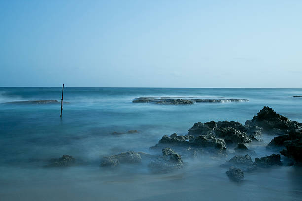 Formação rochosa pela praia - fotografia de stock