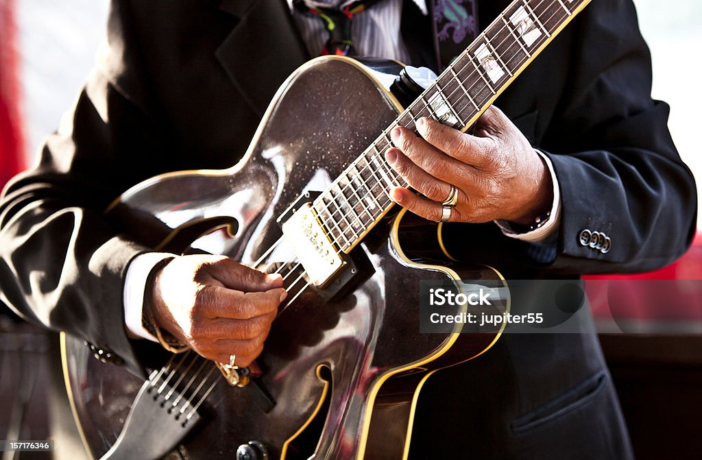 Músico tocando una guitarra - Foto de stock de Guitarra eléctrica libre de derechos