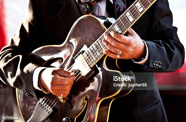 Músico Tocando Una Guitarra Foto de stock y más banco de imágenes de Guitarra eléctrica - Guitarra eléctrica, Jazz, Pericia