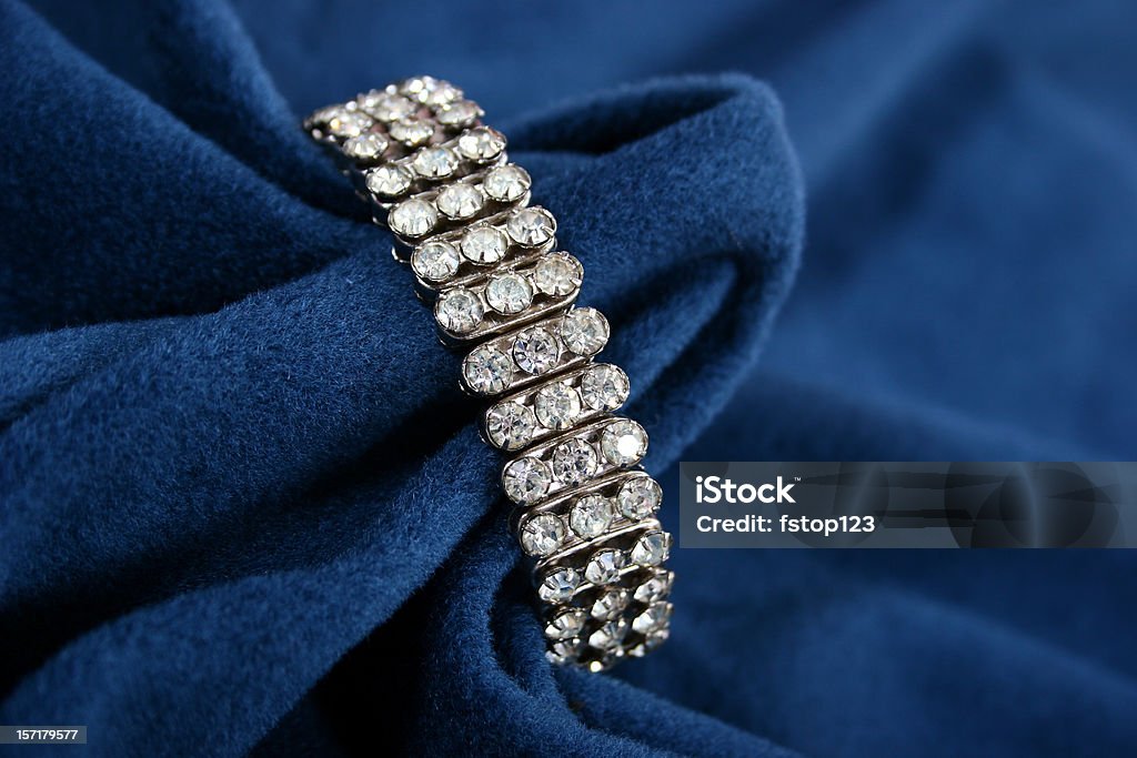 Bracciale con diamanti - Foto stock royalty-free di Braccialetto