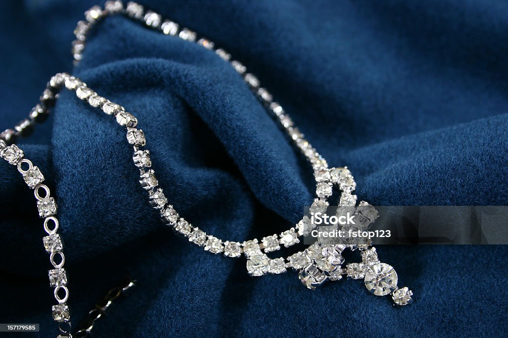 Vintage collar de diamantes sobre tejido azul - Foto de stock de Joyas libre de derechos