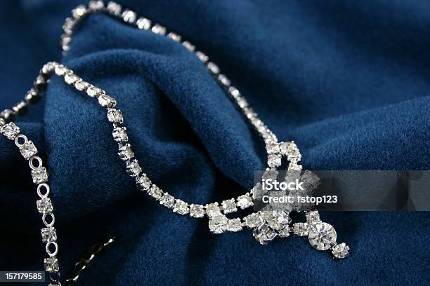 Vintage Collar De Diamantes Sobre Tejido Azul Foto de stock y más banco de imágenes de Joyas - Joyas, Collar, Diamante