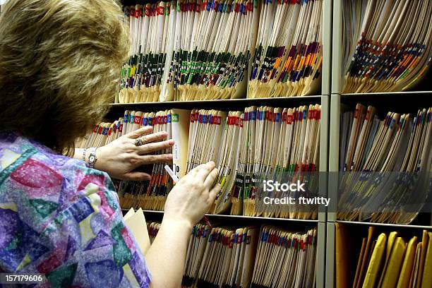 Foto de Recuperar As Informações Dos Pacientes e mais fotos de stock de Arquivar documentos - Arquivar documentos, Saúde e Medicina, Arquivista