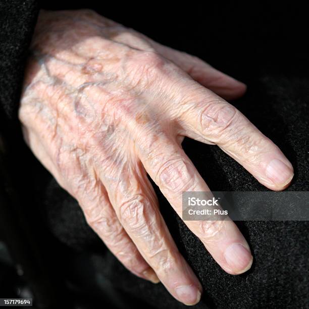 Старый Мужчина Рука — стоковые фотографии и другие картинки Пожилой возраст - Пожилой возраст, Смерть, Большой палец руки