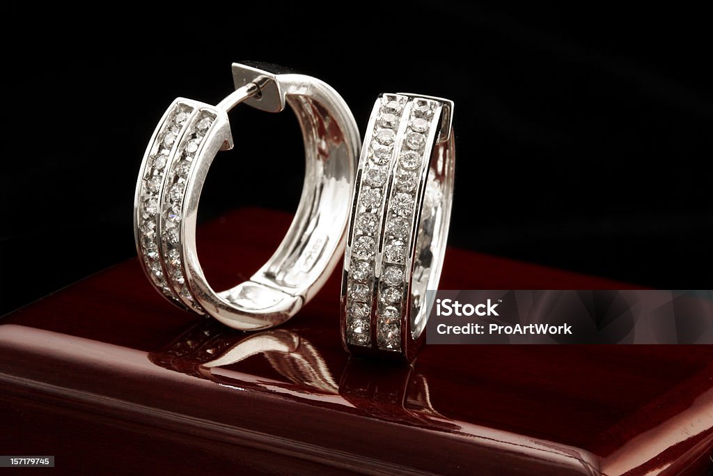Orecchini di diamanti oro bianco - Foto stock royalty-free di Gioielli