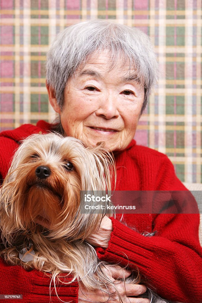 Этнические Grandma держа собака - Стоковые фото Болезнь Альцгеймера роялти-фри