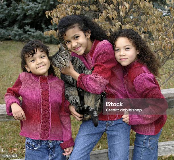 Ragazza In Posa Con Il Cat - Fotografie stock e altre immagini di Famiglia - Famiglia, Popolo di discendenza africana, Gatto domestico