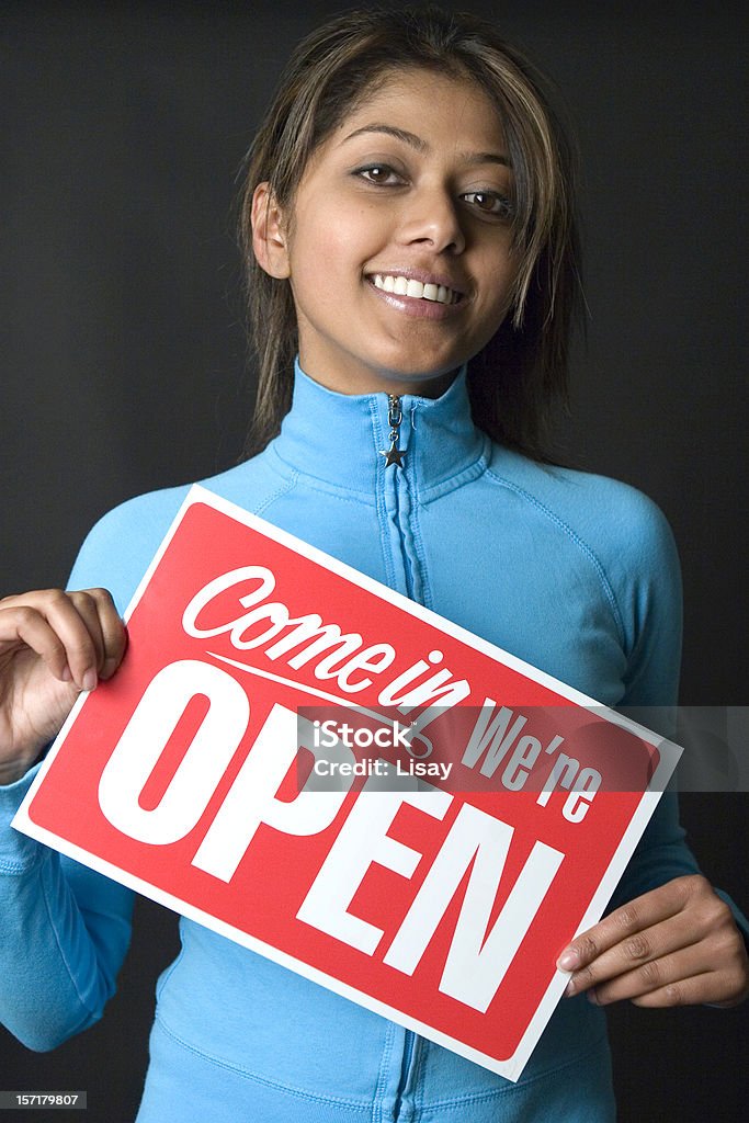 Frau, die einen offenen Schild - Lizenzfrei Eintreten Stock-Foto