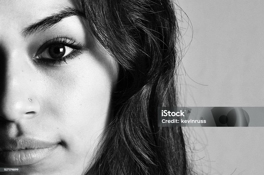 Portrait de jeune femme les yeux - Photo de Image en noir et blanc libre de droits