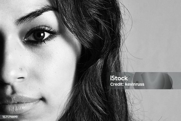 Foto de Retrato De Jovem Mulher De Olhos e mais fotos de stock de Preto e branco - Preto e branco, Mulheres, Face Humana