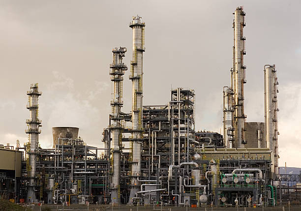 rafineria naftowa - fuel and power generation refinery oil refinery chemical plant zdjęcia i obrazy z banku zdjęć