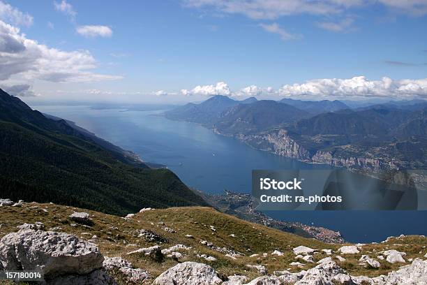 Lago Di Garda Italia - Fotografie stock e altre immagini di Acqua - Acqua, Ambientazione esterna, Cielo