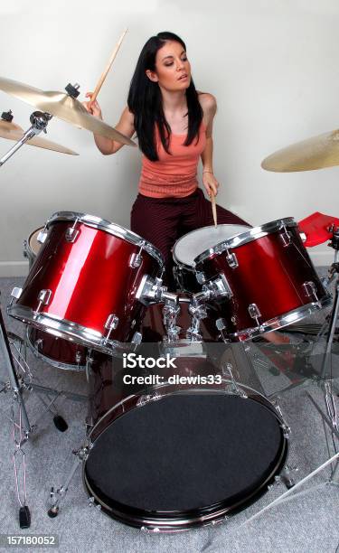 Ela Tem O Beat - Fotografias de stock e mais imagens de Bateria - Instrumento de Percussão - Bateria - Instrumento de Percussão, Meninas Adolescentes, Brincar