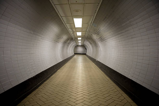 tunnel visione - london england vanishing point underground diminishing perspective foto e immagini stock