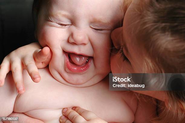 Foto de Menina Dando Seu Bebê Um Beijo Indesejados Irmã e mais fotos de stock de Bebê - Bebê, Retrato, Rindo