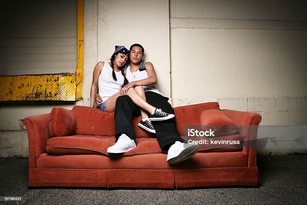 Horizontal Retrato de pareja sentada en un sofá cama - Foto de stock de Acera libre de derechos