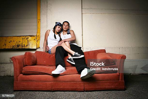 Horizontal Retrato De Pareja Sentada En Un Sofá Cama Foto de stock y más banco de imágenes de Acera