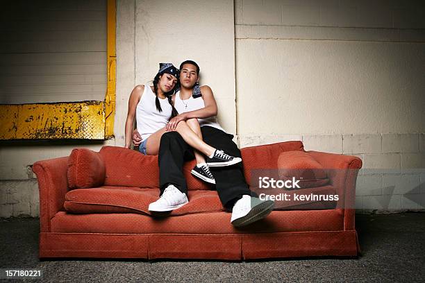 水平ソファーに座ってカップルのポートレート - 2人のストックフォトや画像を多数ご用意 - 2人, カジュアルウェア, カップル