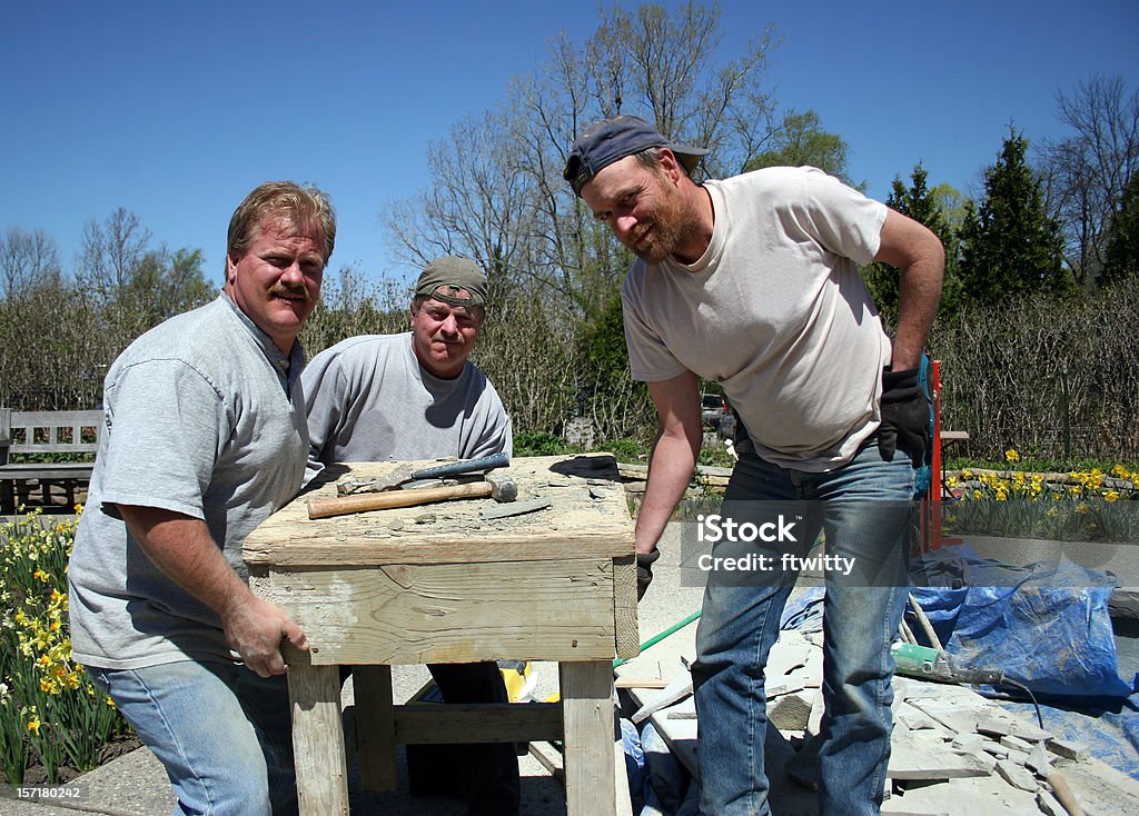 Drei Männer Bewegung schweren Gegenständen - Lizenzfrei Baugewerbe Stock-Foto