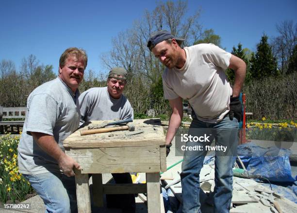 Três Homens Mover Objecto Pesado - Fotografias de stock e mais imagens de Dor de Costas - Dor de Costas, Estereótipo de Classe Trabalhadora, Indústria de construção