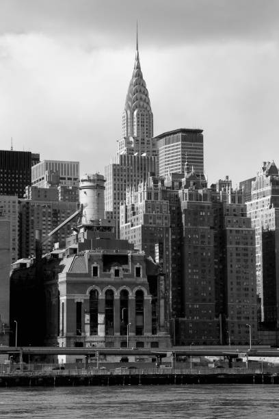 famoso ny edifícios vista do east river bw - prédio da metlife - fotografias e filmes do acervo