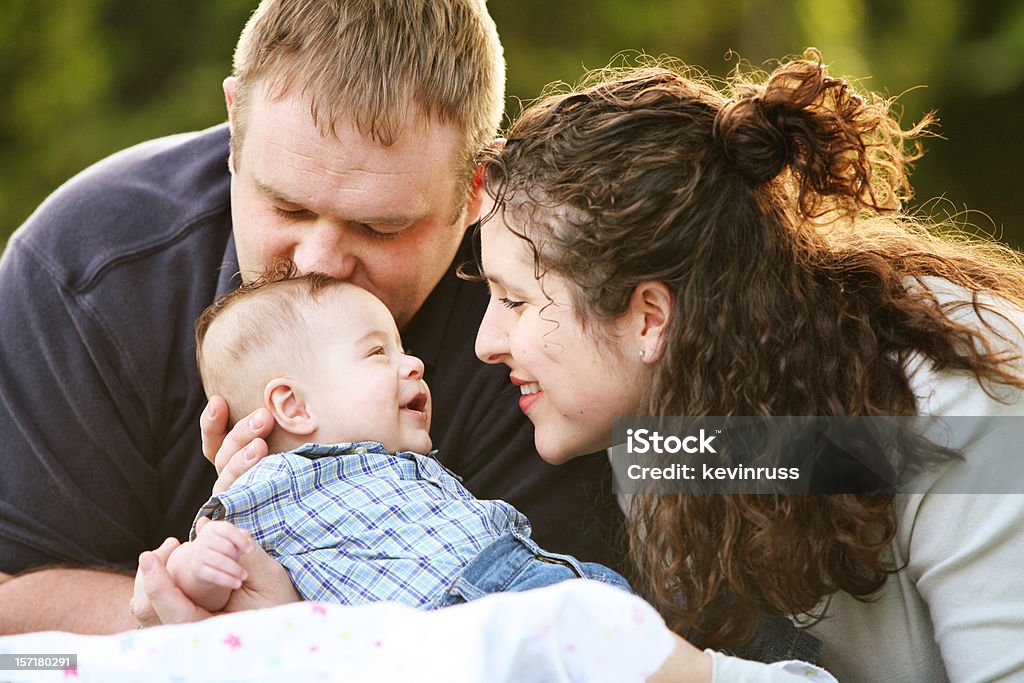 Padre dando a su hijo un beso - Foto de stock de Adulto libre de derechos