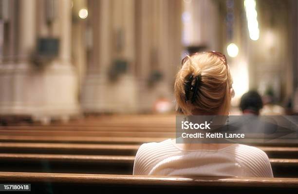 Rezar Na Igreja - Fotografias de stock e mais imagens de Igreja - Igreja, Mulheres, Pessoas