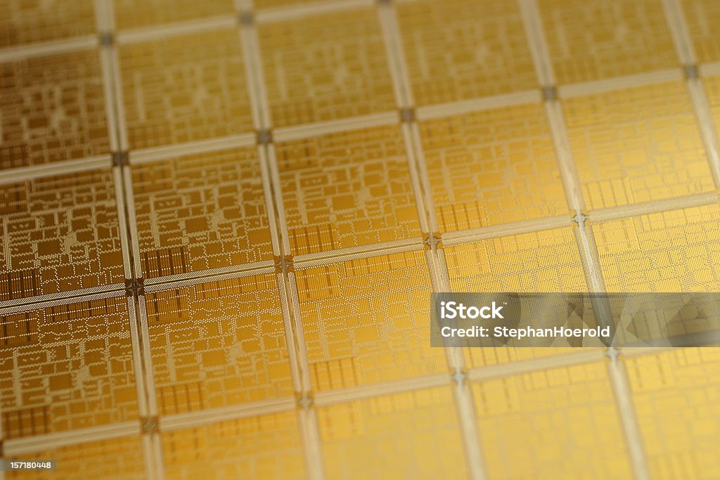 Vue rapprochée de la puce de wafer avec motif classique en or - Photo de Tranche de silicium libre de droits