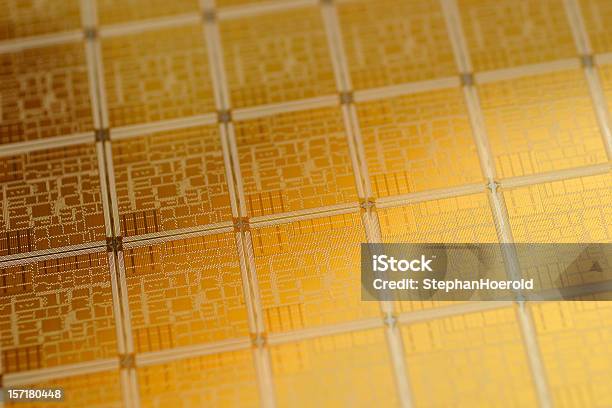 Photo libre de droit de Vue Rapprochée De La Puce De Wafer Avec Motif Classique En Or banque d'images et plus d'images libres de droit de Tranche de silicium