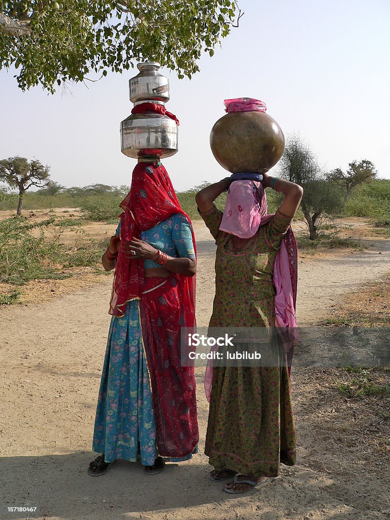 Linda mulher indiana levar água para village no deserto - Foto de stock de Água royalty-free