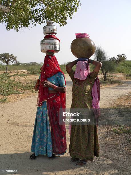 Foto de Linda Mulher Indiana Levar Água Para Village No Deserto e mais fotos de stock de Água