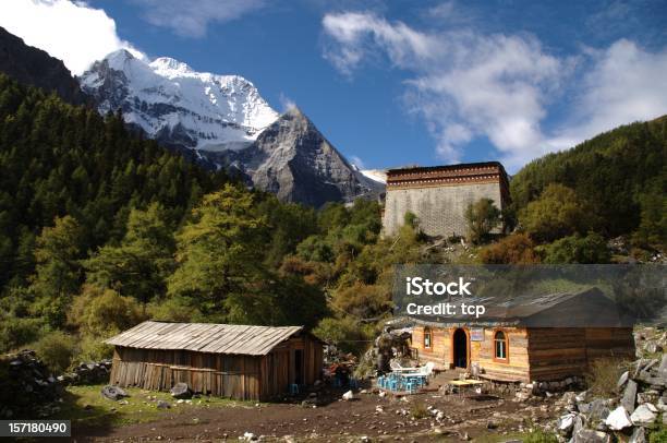 Кам Тибет Монастырь Yading Природный Парк Sichuan Китай — стоковые фотографии и другие картинки Бревенчатый домик