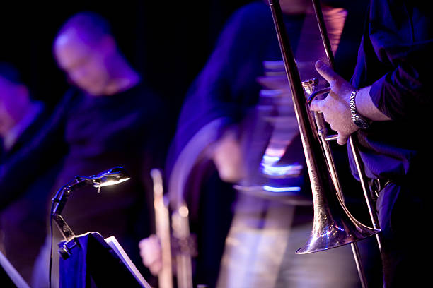 라이브 재즈 블루스 음악가들이 성과 on stage - trombone 뉴스 사진 이미지