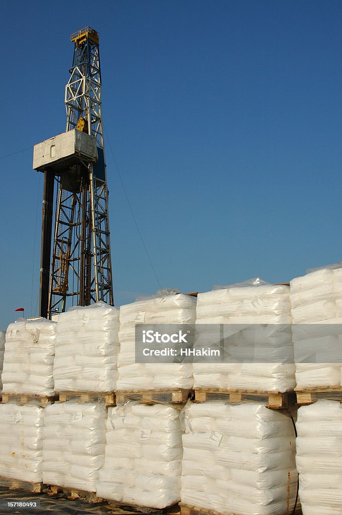 Chemical sacos en una torre perforadora - Foto de stock de Palé - Herramienta industrial libre de derechos