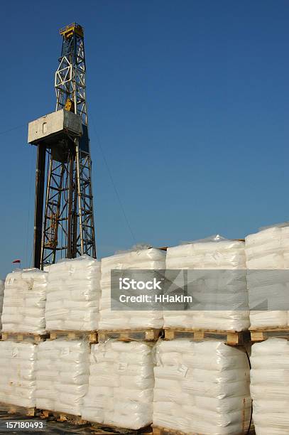 Chemical Sacos En Una Torre Perforadora Foto de stock y más banco de imágenes de Palé - Herramienta industrial - Palé - Herramienta industrial, Torre perforadora, Almacén