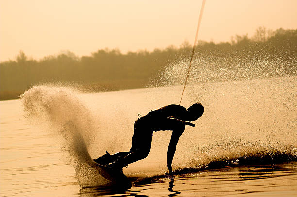 закат вейкбординг - wakeboarding waterskiing water ski sunset стоковые фото и изображения