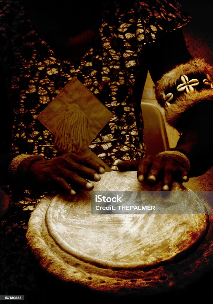 african Perkusista w Ciemny sepia - Zbiór zdjęć royalty-free (Afryka)