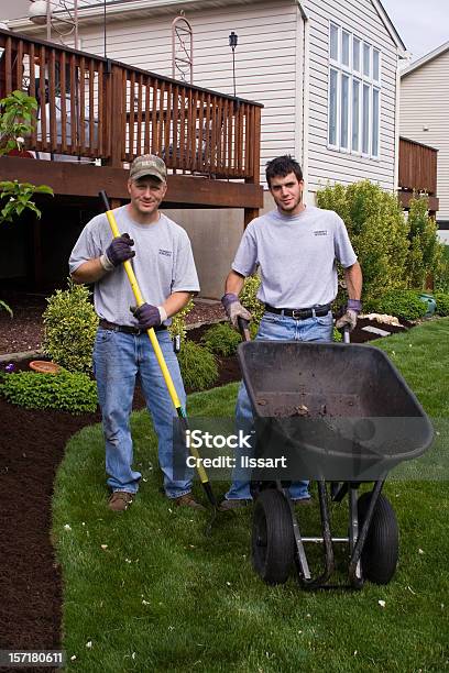 Jardineros Foto de stock y más banco de imágenes de Ajardinado - Ajardinado, Carretilla, Arbusto