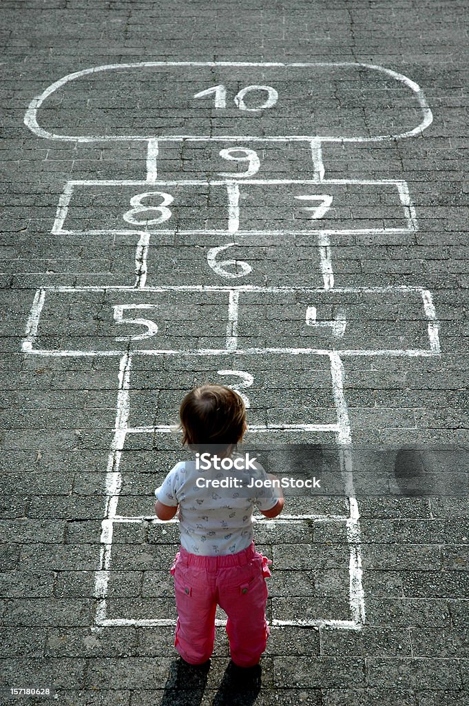 Niña bebé niño pequeño niño Childsplay rayuela - Foto de stock de Rayuela libre de derechos