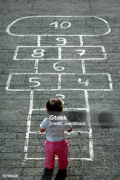 Niña Bebé Niño Pequeño Niño Childsplay Rayuela Foto de stock y más banco de imágenes de Rayuela - Rayuela, Bebé, Niñas